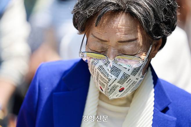 일본군 위안부 피해자 이용수 할머니가 14일 서울 종로구 옛 일본대사관 인근에서 열린 제 1700차 수요시위에 참석해 故 이옥선 할머니를 추모하고 있다.  이준헌 기자