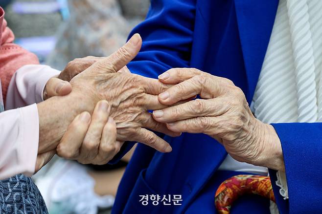 일본군 위안부 피해자 이용수 할머니가 14일 서울 종로구 옛 일본대사관 인근에서 열린 제 1700차 수요시위에 참석해 1차 수요시위부터 참가했던 1세대 활동가 김혜원 할머니를 만나 반갑게 인사하고 있다. 2025.5.14 이준헌 기자