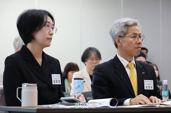 권영국 민주노동당 대통령 후보(오른쪽)와 장혜영 전 정의당 의원이 12일 서울 중구 서울YWCA회관에서 열린 ‘여성유권자, 21대 대선을 말하다’ 토론회에 참석해 있다. 한수빈 기자