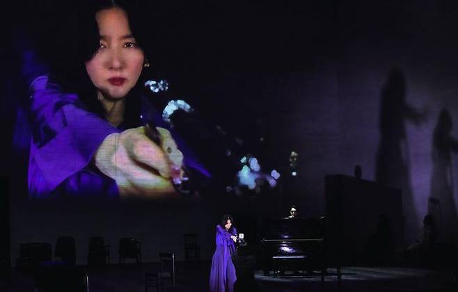 Actress Lee Young-ae performs in the play “Hedda Gabler.” Courtesy of LG Art Center