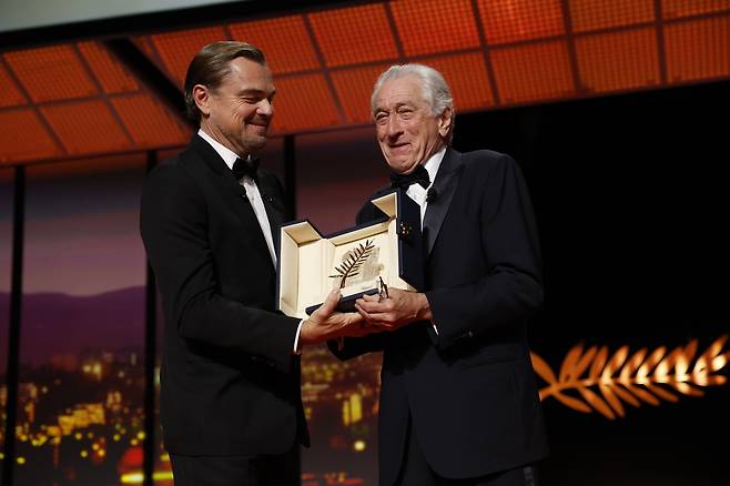 13일(현지시간) 프랑스 칸에서 열린 제78회 칸국제영화제 개막식에서 로버트 드니로가 명예황금종려상을 수상했다. 배우 레오나르도 디카프리오가 시상자로 나섰다. EPA연합뉴스
