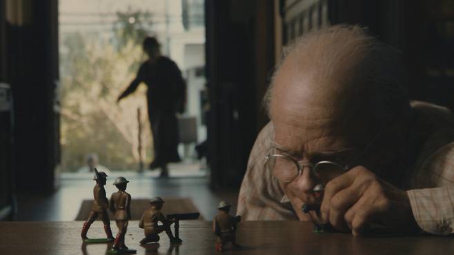 스콧 피츠제럴드의 단편소설을 바탕으로 한 영화 <벤자민 버튼의 시간은 거꾸로 간다>의 한 장면. 이 영화는 노인으로 태어난 주인공이 나이를 거꾸로 먹어 건장한 사내가 됐다가 어린 아기로 죽는다는 기묘한 이야기를 통해 젊음과 노화, 시간의 의미 등을 곱씹게 한다. 우리 세포 안에는 DNA의 돌연변이를 고치는 활동을 하는 유전자가 많이 있는데 나이가 들수록 복구 능력이 떨어진다. DNA 복구 기능이 저하돼 체세포에 돌연변이가 축적되면 노화가 일어나고 마침내 생물학적 죽음을 맞이한다.