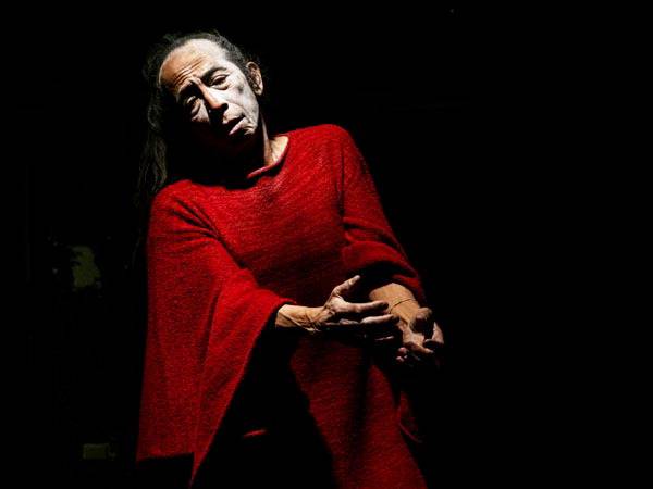 공간소극장에서 제1회 IAPF가 열린 가운데 ‘부토의 대가’ 타게노우치 아츠시(일본)가 공연을 하고 있다.  공간소극장 제공