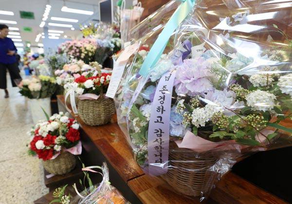 스승의날을 하루 앞둔 14일 서울 서초구 양재 꽃시장에 꽃바구니가 진열돼 있다. 연합뉴스