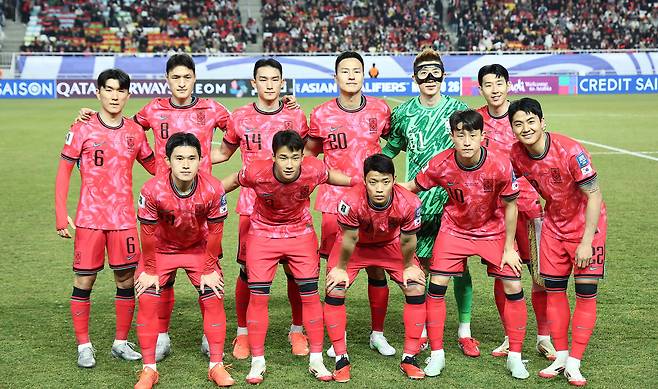 The Korean national team poses before the 2026 World Cup qualifier against Jordan at Suwon World Cup Stadium in Suwon, Gyeonggi, on March 25. [NEWS1]