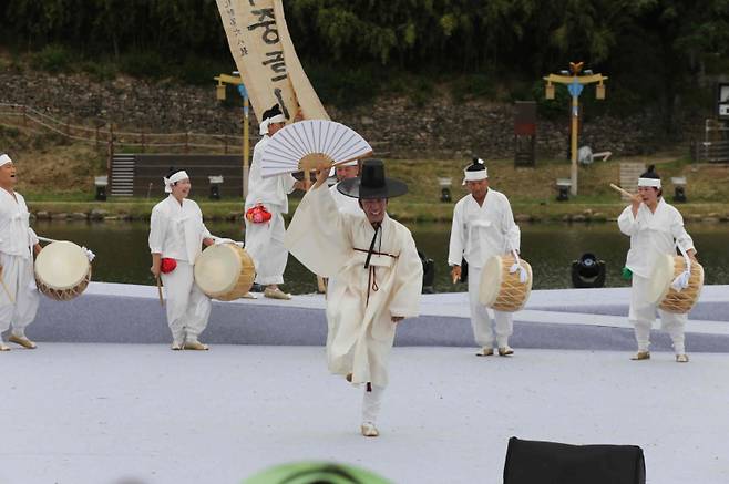 백중놀이보존회 ‘오북춤’ 공연&nbsp;