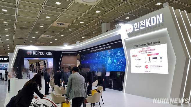 ‘2025 국제 전기전력 전시회’ 한전KDN 부스 전경. 김재민 기자&nbsp;