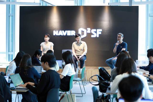 네이버 D2SF가 13일 서울 서초구 사옥에서 기자간담회를 열고 출범 10년 동안의 성과를 소개했다. 양상환 센터장(맨 오른쪽)이 D2SF가 투자한 스타트업 무빈 최별이 대표, 테크타카 양수영 대표와 스타트업 생태계에 대해 이야기하고 있다. 네이버 제공