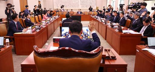 법제사법위원회가 14일 서울 여의도 국회에서 전체회의를 열고 공직선거법 일부 개정 법률안을 거수 표결하고 있다. 연합뉴스