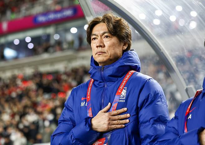 홍명보 한국 남자 축구대표팀 감독이 3월 25일 경기도 수원월드컵경기장에서 열린 2026 북중미월드컵 아시아지역 3차예선 요르단과 8차전에서 국기에 경례하고 있다. 대한축구협회 제공