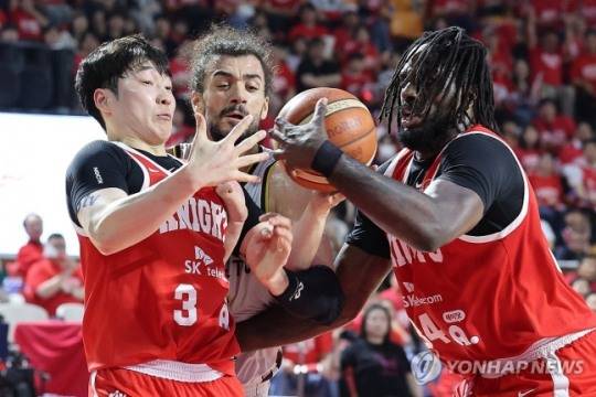 서울 SK 자밀 워니와 창원 LG 아셈 마레이가 볼다툼을 벌이고 있다.