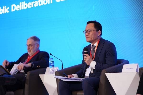 < 몽골 공론조사 10주년 기념 숙의민주주의 컨퍼런스에서 한국리서치 김춘석 여론조사 부문장 겸 공론화센터장이 발표하고 있다 / 한국리서치 제공 >