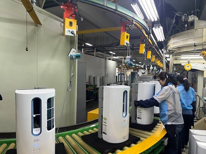 경기도 안산에 위치한 파세코 공장에서 작업자들이 창문형 에어컨의 성능을 확인하고 있다. <이유진 기자>