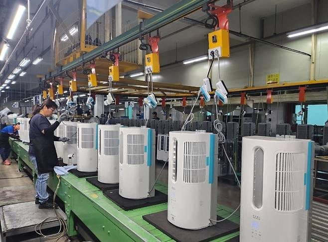 경기도 안산에 위치한 파세코 공장에서 작업자가 에어컨 성능을 점검하고 있다. <파세코>