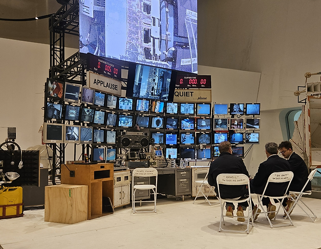 톰 삭스(가운데)가 미국 항공우주국(NASA)의 우주비행 관제센터를 모티브로 제작한 퍼포먼스 설치 작품 ‘미션 컨트롤 센터(MCC)’(2007)에서 시연을 준비하고 있다. 송경은 기자