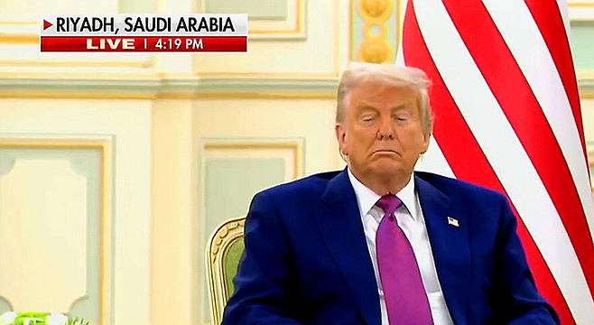 13일(현지시간) 사우디아라비아를 방문해 정상 회동 자리에서 졸음에 빠진 트럼프 대통령. <폭스뉴스 영상 캡처>