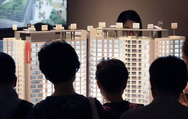 견본주택을 찾은 내방객들 모습 [사진 = 연합뉴스]