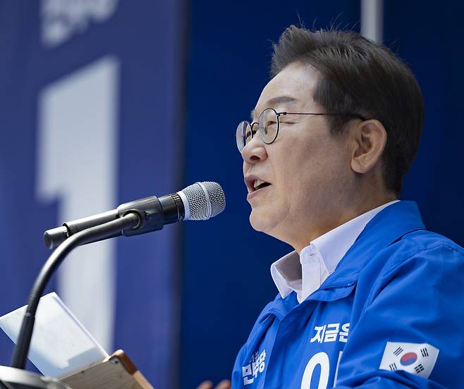 더불어민주당 이재명 대선후보가 14일 부산 부산진구 서면에서 열린 유세에서 연설하고 있다. [사진 출처 = 연합뉴스]