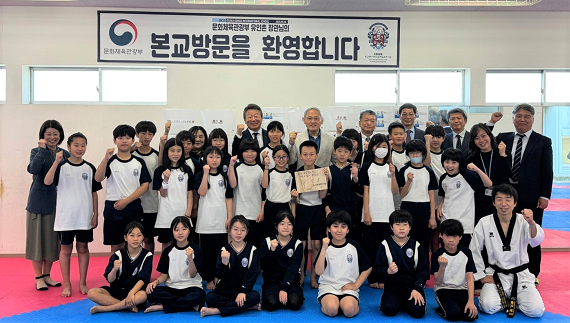 최윤 OK금융그룹 회장(가운데 왼쪽)과 유인촌 문화체육관광부 장관(가운데 오른쪽)이
태권도 수업 참관 현장에서 OKIS 학생들과 함께 기념촬영을 하고 있다. [사진 = OK금융그룹]