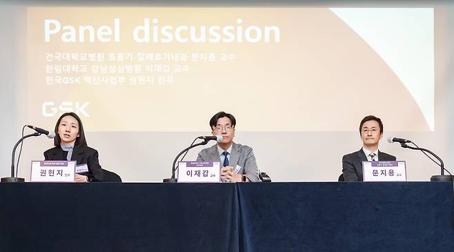 14일 서울 삼성동 그랜드 인터컨티넨탈 서울 파르나스 호텔에서 열린 아렉스비 론칭 기념 기자간담회에서 권현지(왼쪽부터) 한국GSK 전무, 이재갑 교수, 문지용 교수가 아렉스비에 대해 설명하고 있다. 사진=한국GSK