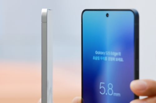 지난 13일 서울 삼성 강남에서 초슬림형 스마트폰인 삼성전자 갤럭시 S25 엣지가 공개되고 있다. [사진출처=연합뉴스]