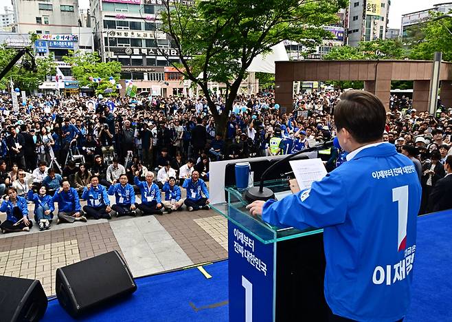 이재명 더불어민주당 대선후보가 14일 오후 경남 창원시 성산구 상남분수광장에서 열린 집중유세에 참석해 연설을 하고 있다. [김호영 기자]