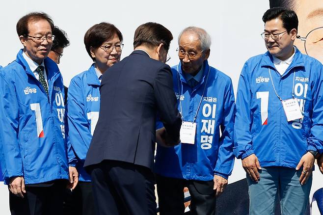 이재명 더불어민주당 대선후보가 공식 선거운동 첫날인 지난 12일 서울 광화문 청계광장에서 열린 출정식에서 윤여준 선대위원장과 악수하는 모습. [사진 출처 = 공동취재단, 연합뉴스]