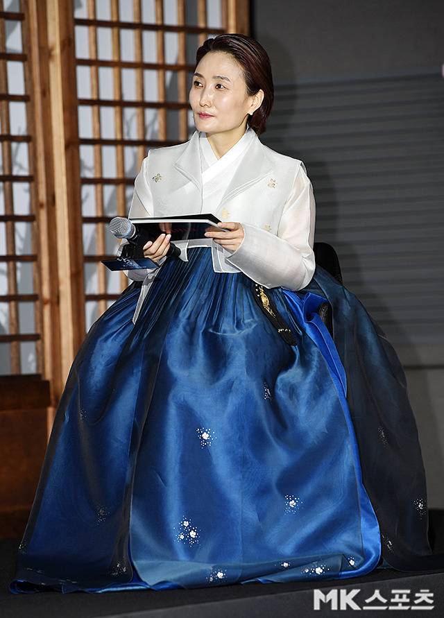 박경림은 청색과 흰색이 조화를 이룬 전통 한복을 입고 등장해 단아하면서도 고혹적인 분위기로 현장을 압도했다.사진=천정환 기자