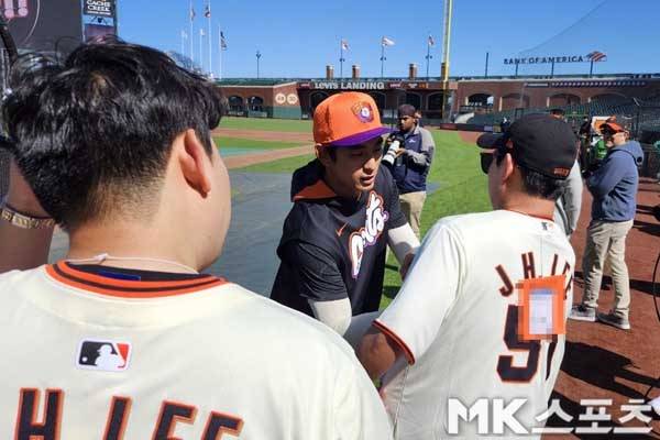 샌프란시스코의 이정후가 팬들에게 사인을 해주고 있다. 사진(美 샌프란시스코)= 김재호 특파원