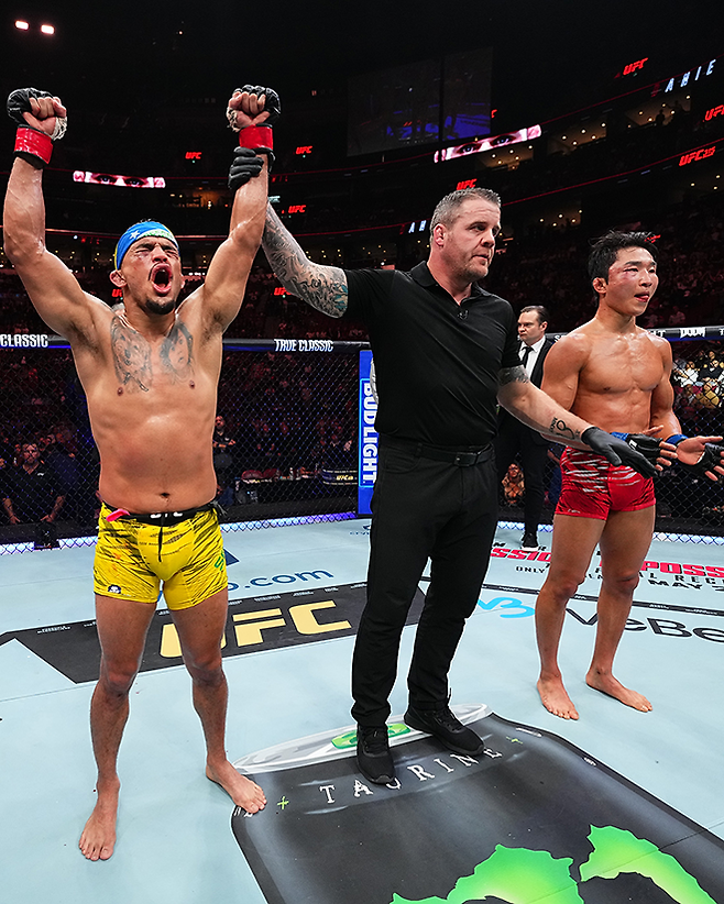 Road to UFC 시즌1 페더급 토너먼트 우승자 이정영이 2025년 5월 캐나다 퀘벡주 몬트리올 벨 센터 UFC 315 제2경기 패배 선언을 받자 아쉬워하고 있다. 왼쪽은 UFC 밴텀급 2승 1패 후 체급을 올려 승리한 다니에우 구스타부 곤자가 산투스. 사진=TKO