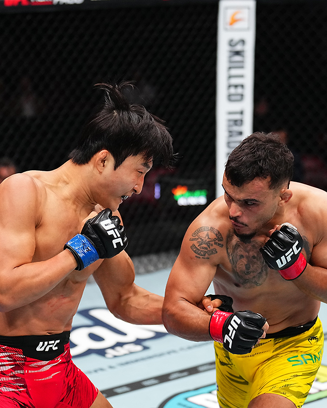Road to UFC 시즌1 페더급 토너먼트 우승자 이정영이 2025년 5월 캐나다 퀘벡주 몬트리올 벨 센터 UFC 315 제2경기에서 UFC 밴텀급 2승 1패 다니에우 구스타부 곤자가 산투스와 공격을 주고받고 있다. 사진=TKO