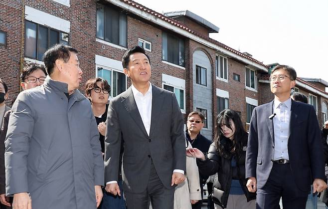 오세훈 서울시장이 지난 3월 17일 서울 구로구 오류동 소규모 재건축 현장을 둘러보고 있다. Copyright (C) 뉴스1. All rights reserved. 무단 전재 및 재배포,  AI학습 이용 금지. /사진=뉴스1