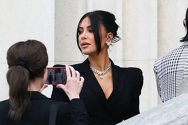 할리우드 스타 겸 사업가 킴 카다시안이 13일(현지시간) 2016년 프랑스 파리서 발생한 140억원대 강도 사건 관련 형사 재판에 출석해 증언했다. /AFPBBNews=뉴스1