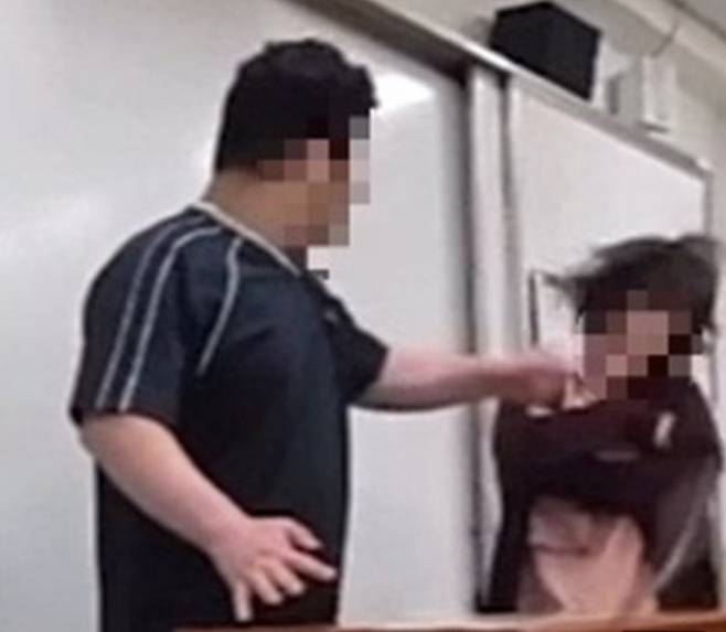 지난달 11일 서울 양천구의 한 고등학생 3학년 A군이 교사를 폭행하고 있다. 이 학생은 수업 중 휴대전화로 게임을 하던 중 이를 제지하던 교사와 실랑이를 벌이다가 폭행을 저지른 것으로 파악됐다. /사진=SNS(소셜미디어) 갈무리.