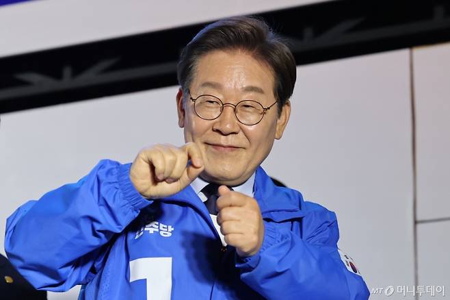 [울산=뉴시스] 권창회 기자 = 이재명 더불어민주당 대선 후보가 13일 울산 남구 롯데백화점 울산점 광장에서 열린 유세를 마치고 지지자들에게 사인해주겠다는 포즈를 취하고 있다. 2025.05.13. kch0523@newsis.com /사진=권창회
