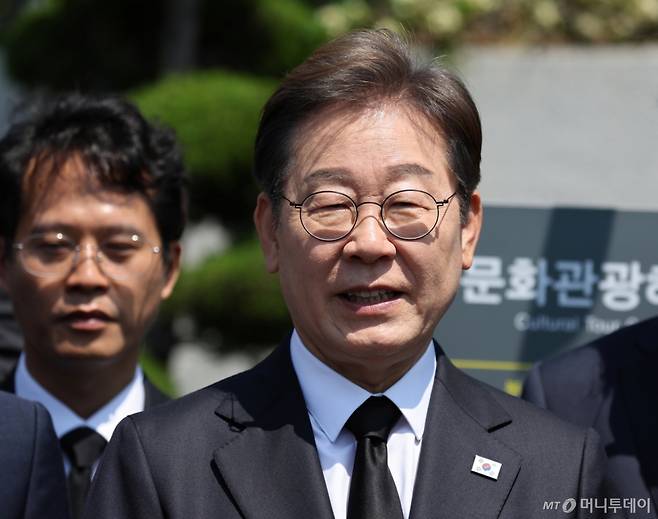 (부산=뉴스1) 안은나 기자 = 이재명 더불어민주당 대통령 후보가 14일 오전 부산 남구 유엔기념공원을 방문해 참배 후 취재진 질문에 답하고 있다. (공동취재) 2025.5.14/뉴스1  Copyright (C) 뉴스1. All rights reserved. 무단 전재 및 재배포,  AI학습 이용 금지. /사진=(부산=뉴스1) 안은나 기자