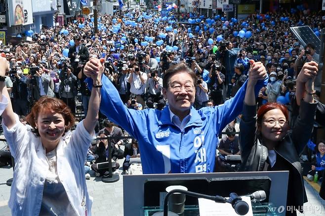 (부산=뉴스1) 안은나 기자 = 이재명 더불어민주당 대통령 후보가 민주당 험지로 꼽히는 부산·경남(PK) 지역 유세에 나선 14일 부산 부산진구 서면을 찾아 손을 번쩍 들고 있다. 2025.5.14/뉴스1  Copyright (C) 뉴스1. All rights reserved. 무단 전재 및 재배포,  AI학습 이용 금지. /사진=(부산=뉴스1) 안은나 기자