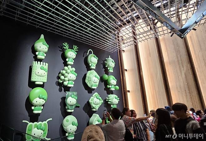 14일 오사카 만국박람회(엑스포)가 열리는 일본 오사카시의 인공섬 유메시마에 마련된 인기 캐릭터 '키티'와 해조류 에너지 기술을 주제로 한 전시./ 사진 = 오진영 기자