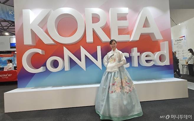 13일 한국 문화 체험관에서 한복을 입은 모델이 포즈를 취하고 있다. / 사진 = 오진영 기자