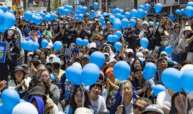 이재명 더불어민주당 대통령 후보의 유세 현장에 최근 이색적인 물품이 등장했다.사진은 이재명 더불어민주당 대선 후보가 14일부산 부산진구 서면 젊음의 거리에서 열린 유세에서 연설을 하고 있는 가운데 지지자들이 파란풍선을 들고 환호하는 모습. /사진=공동취재