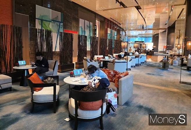 MZ 고객들로 만석을 이룬 로비 카페 '갤러리 라운지'. /사진=황정원 기자