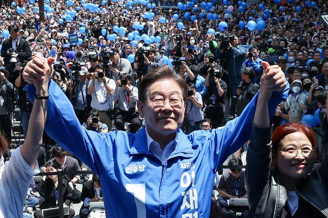 6·3 대선을 20일 앞두고 이재명 더불어민주당 대통령 후보가 전날 보수의 심장이라 불리는 TK(대구·경북)를 찾은 데 이어 이날은 PK(부산·경남) 지역을 방문했다.사진은 이재명 더불어민주당 대선 후보가 14일부산 부산진구 서면 젊음의 거리에서 열린 유세 시작에 앞서 기념촬영을 하는 모습. /사진=공동취재