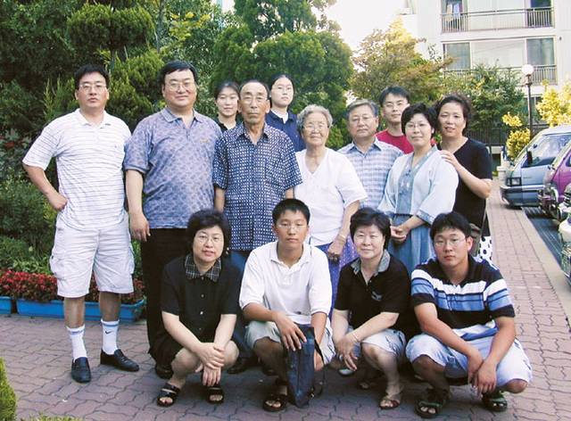지난 2000년 8월, 아직 건강하시던 부모님과 자식, 손주들이 함께 찍은 사진.