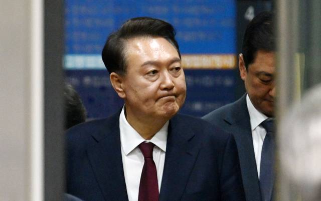 윤석열 전 대통령이 12일 서울 서초구 중앙지방법원에서 열린 내란 우두머리 혐의, 직권남용 권리행사방해 혐의 사건 3차 공판을 마친 뒤 법정을 나서고 있다.  연합뉴스