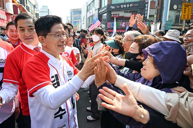 경남 찾은 金 김문수(앞줄 왼쪽) 국민의힘 대선 후보가 14일 오전 경남 진주시 광미사거리에서 시민들과 인사하고 있다.  문호남 기자