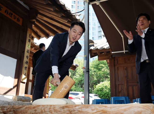 이준석 개혁신당 대선 후보가 14일 오전 부산 동래향교에서 떡메치기 체험을 하고 있다. 연합뉴스