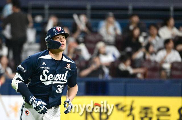 2025년 4월 23일 오후 서울 고척스카이돔에 진행된 '2025 신한 SOL뱅크 KBO 리그' 두산 베어스와 키움 히어로즈의 경기. 두산 김재환이 2회초 선두타자로 나와 우익수 플라이를 치고 있다./마이데일리