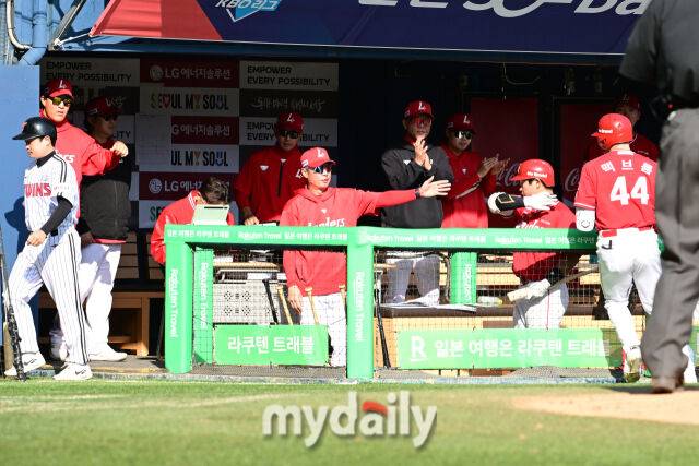 SSG 라이언 맥브룸이 9회초 솔로 홈런을 친 뒤 이숭용 감독에게 다시 돌아가고 있다.