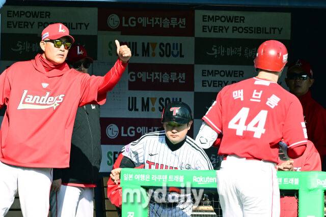 SSG 이숭용 감독이 더그아웃 앞으로 나오면서 맥브롬을 축하해주고 있다.