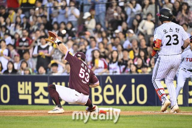 14일 서울 잠실야구장에서 열린 '2025 신한 SOL BANK KBO리그' 키움 히어로즈와 LG 트윈스 경기. 키움 최주환이 3회말 1사 3루 LG 오스틴 땅볼을 키움 어준서의 송구 실책에 놓치고 있다./잠실=한혁승 기자
